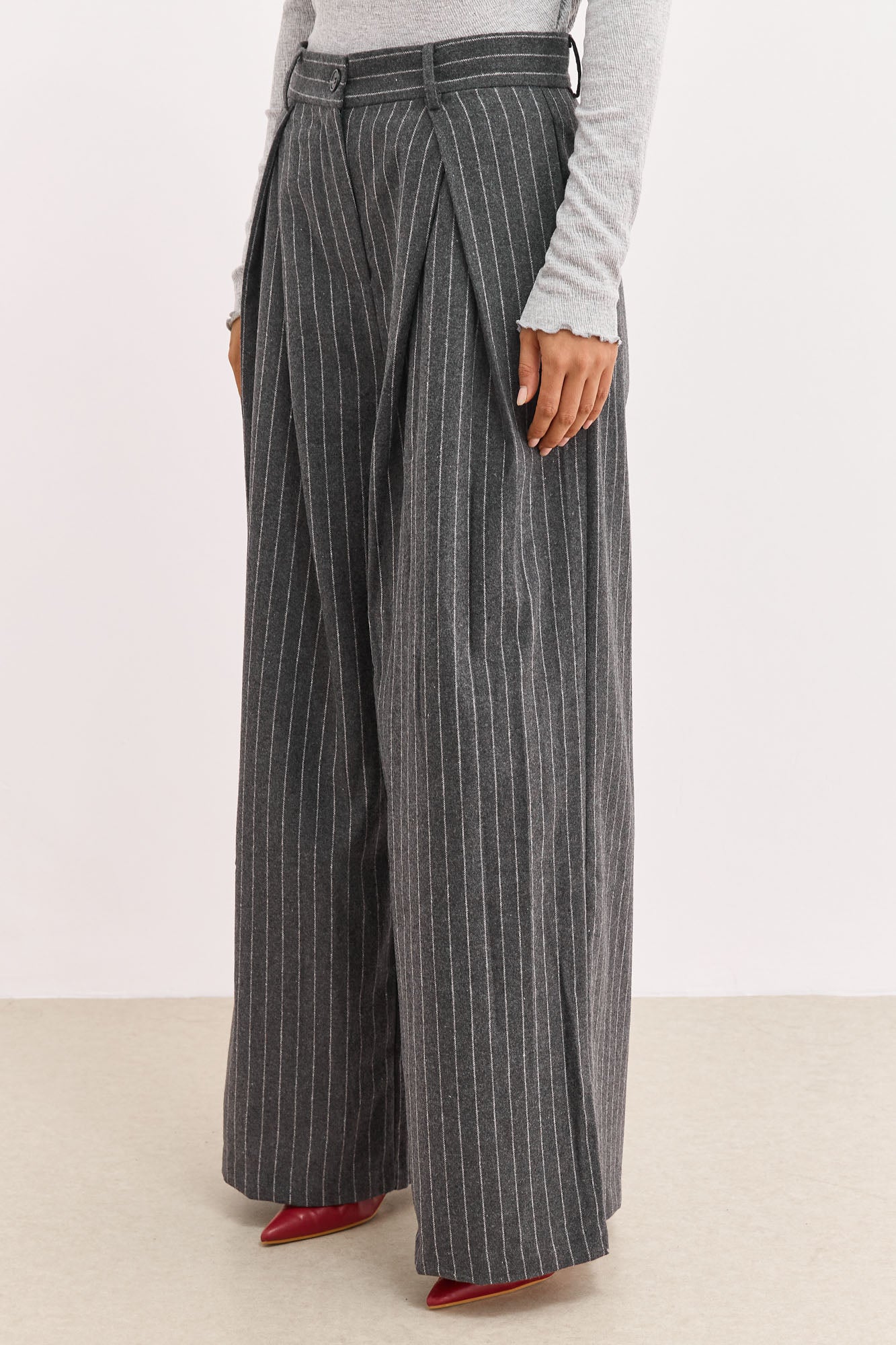 מכנסיים מחויטים אוניל סטרייפס גזרה מתרחבת | אפור/לבן