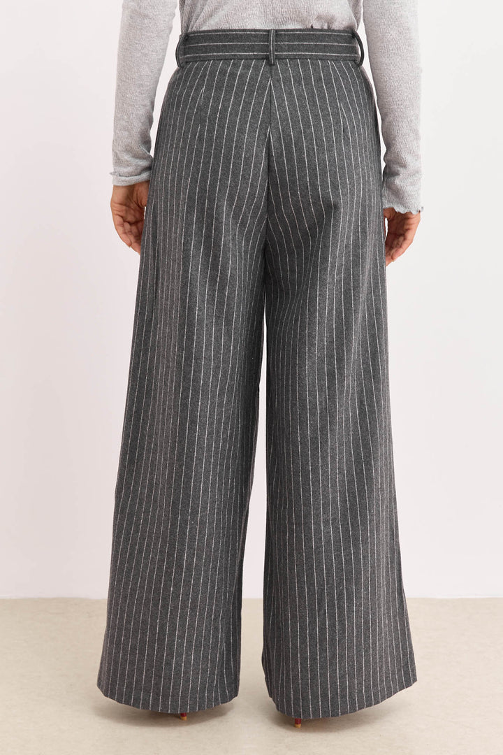 מכנסיים מחויטים אוניל סטרייפס גזרה מתרחבת | אפור/לבן