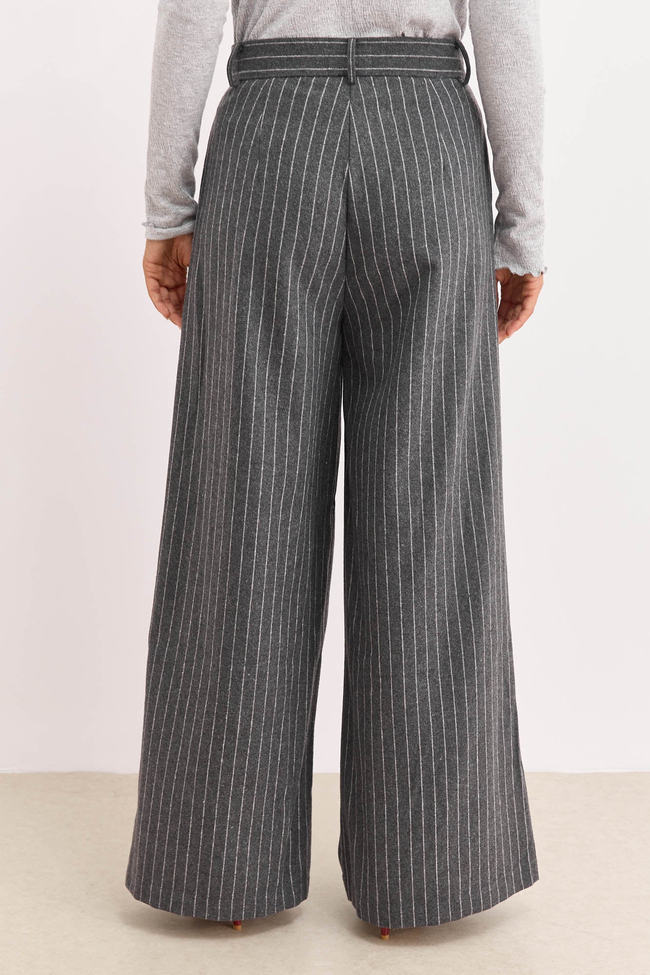 מכנסיים מחויטים אוניל סטרייפס גזרה מתרחבת | אפור/לבן