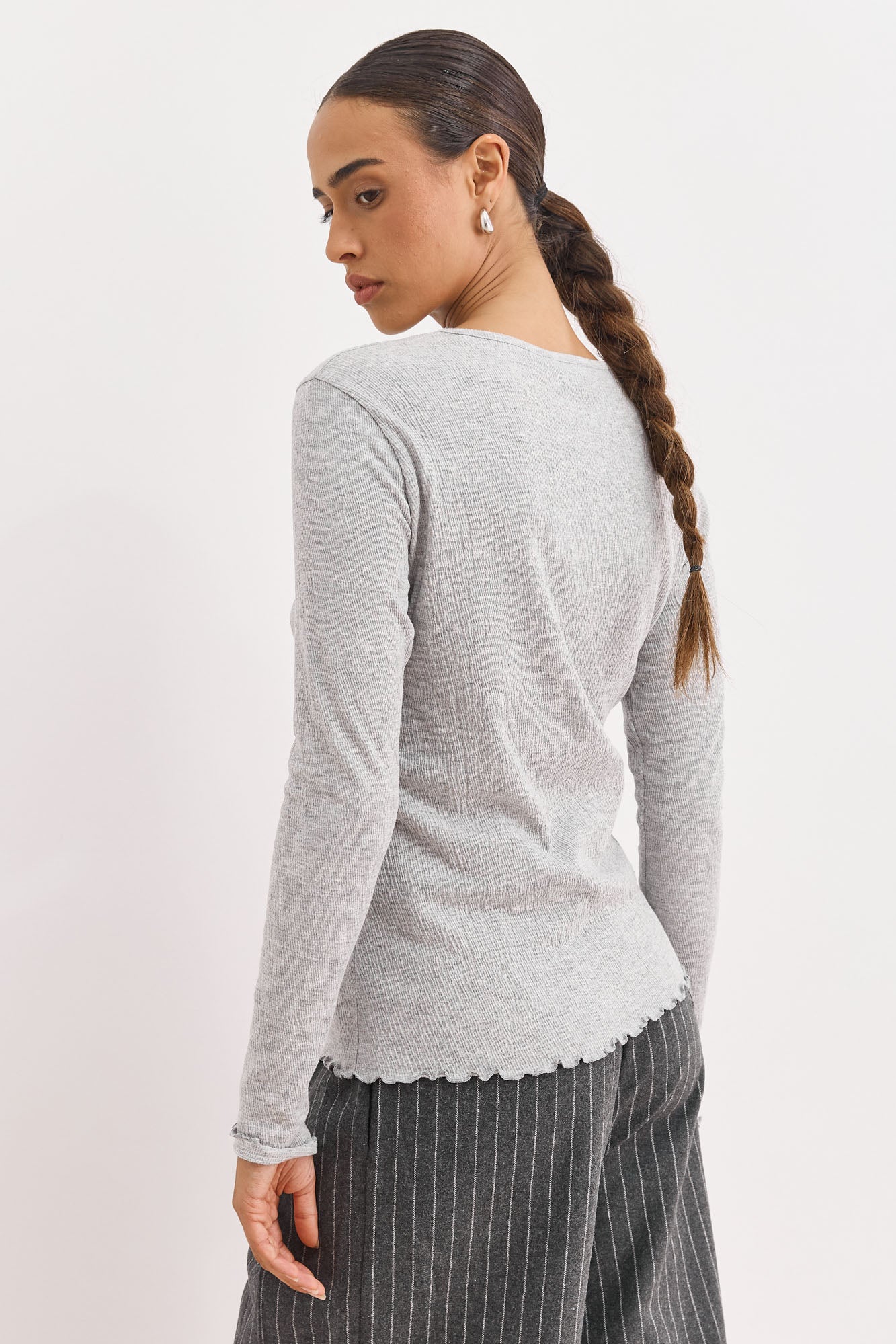 חולצת בייסיק אמנדה סיומת בייבילוק | אפור בהיר