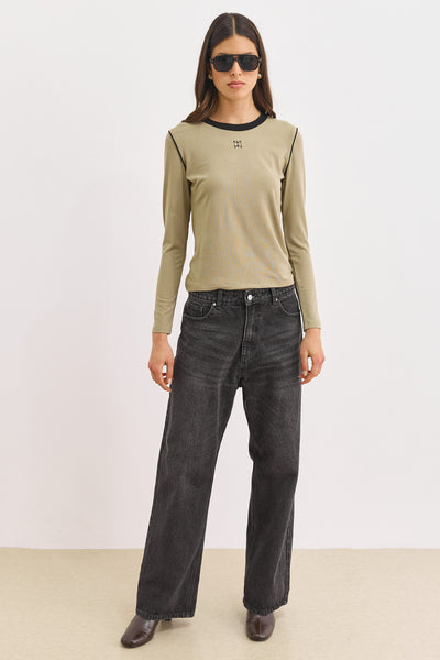 טי שירט דאבל לוגו בשילוב תיפורים בולטים | ירוק זית