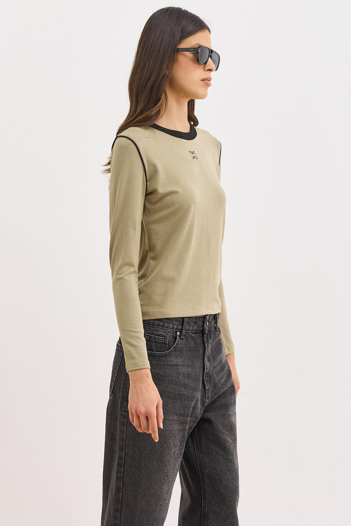 טי שירט דאבל לוגו בשילוב תיפורים בולטים | ירוק זית