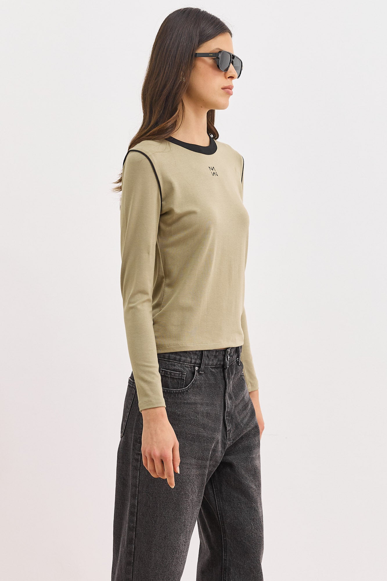 טי שירט דאבל לוגו בשילוב תיפורים בולטים | ירוק זית