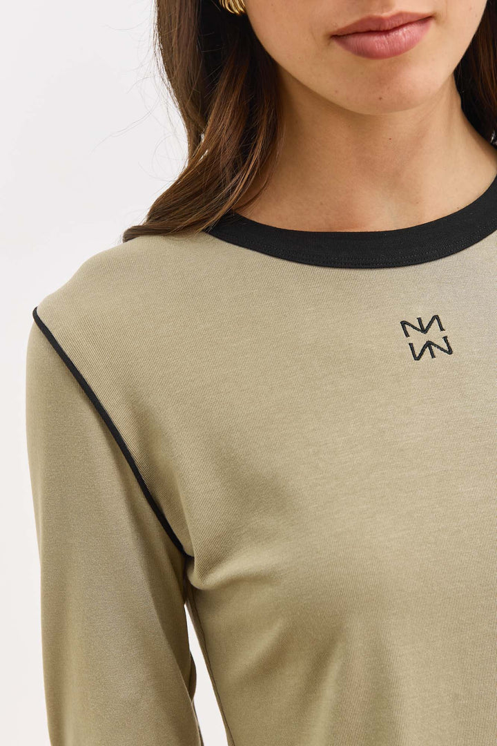 טי שירט דאבל לוגו בשילוב תיפורים בולטים | ירוק זית