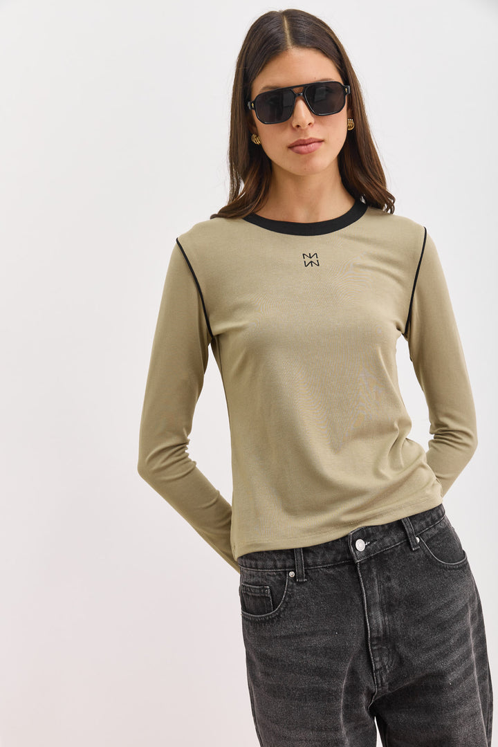 טי שירט דאבל לוגו בשילוב תיפורים בולטים | ירוק זית