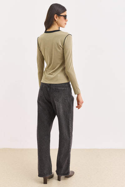 טי שירט דאבל לוגו בשילוב תיפורים בולטים | ירוק זית