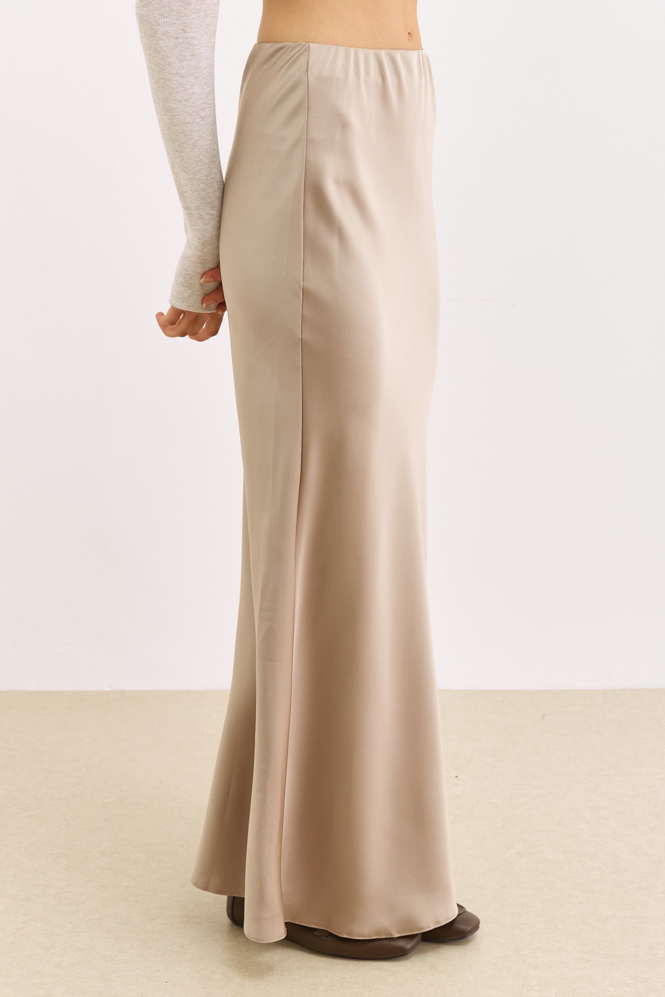 חצאית מלורי סאטן אורך מקסי | מוקה