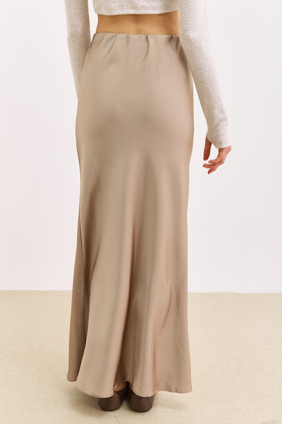 חצאית מלורי סאטן אורך מקסי | מוקה