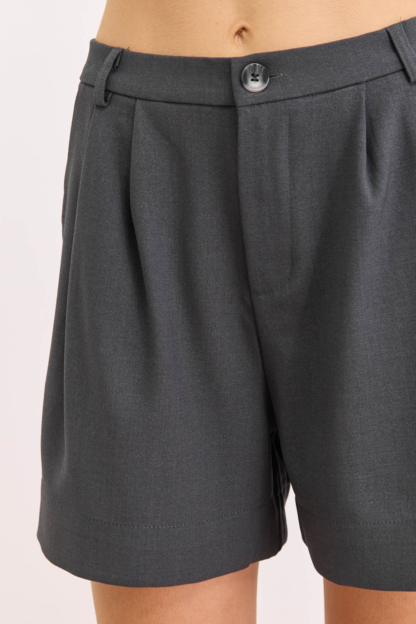 מכנסיים קצרים קרול גזרה מחויטת | אפור כהה