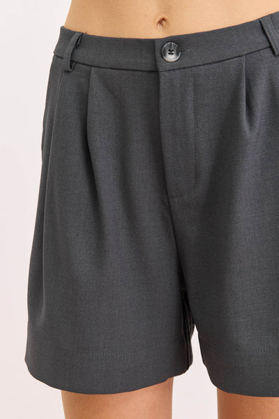 מכנסיים קצרים קרול גזרה מחויטת | אפור כהה