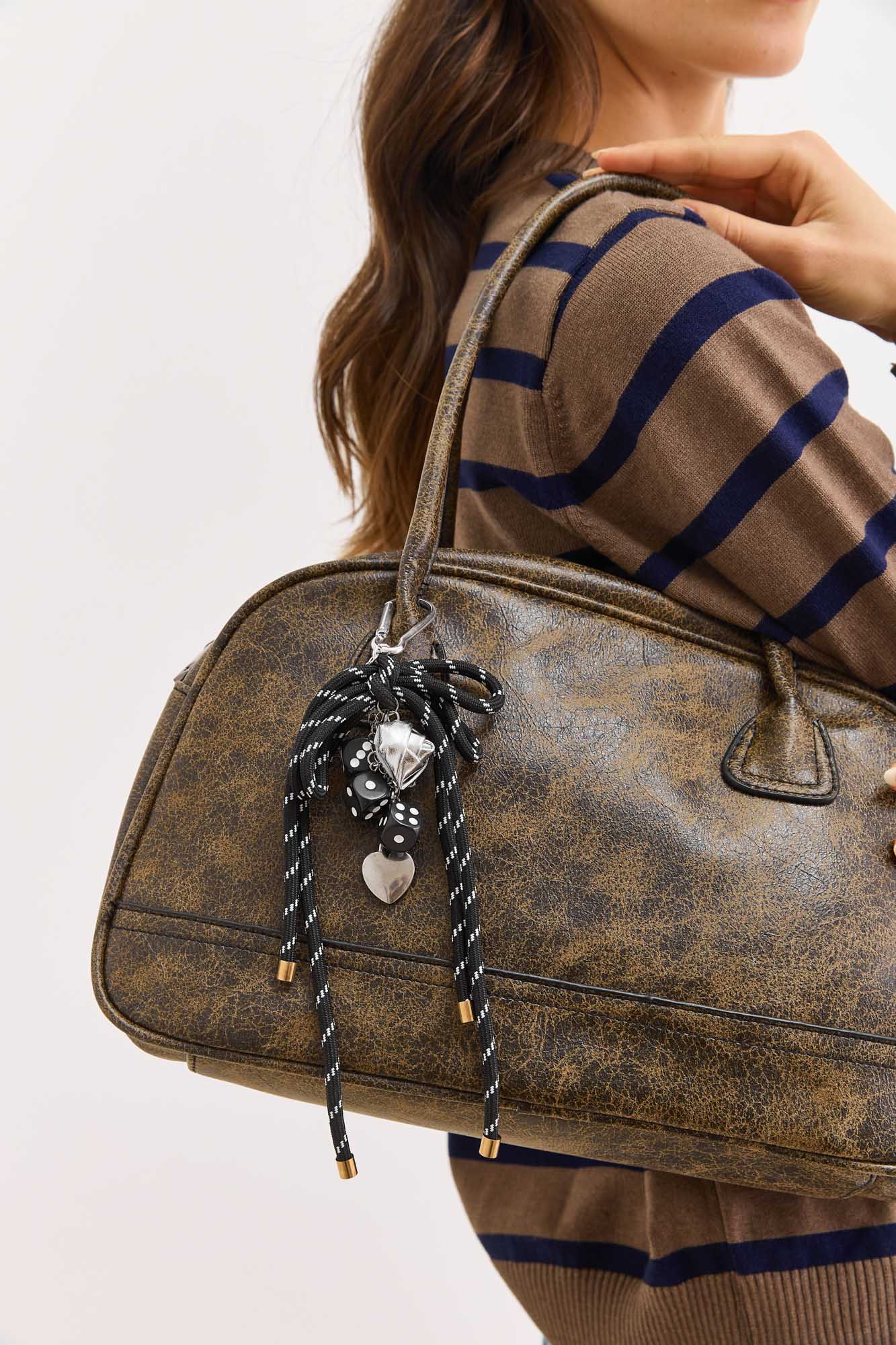 צ'ארם לתיק בשילוב שרוך | שחור