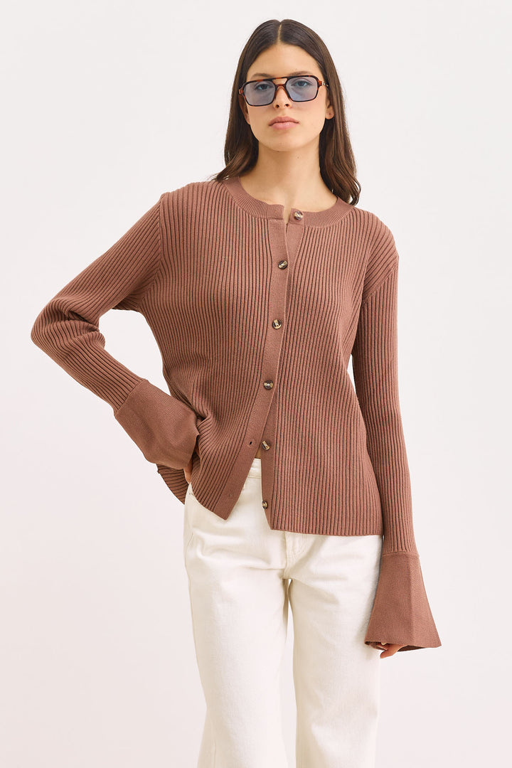 סריג כפתורים ליאנה שרוולים רחבים | חום
