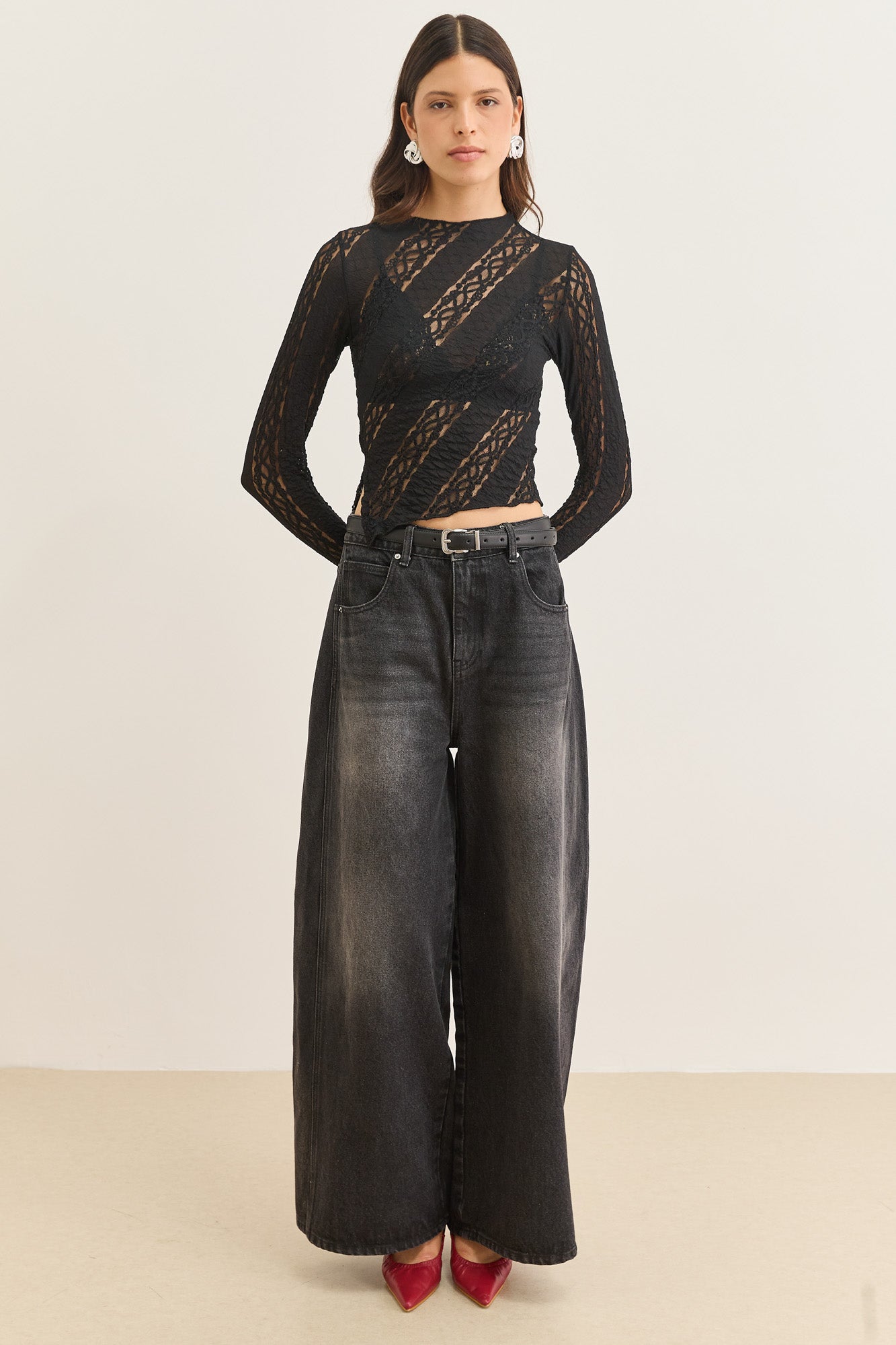 חולצת טינה בד תחרה | שחור