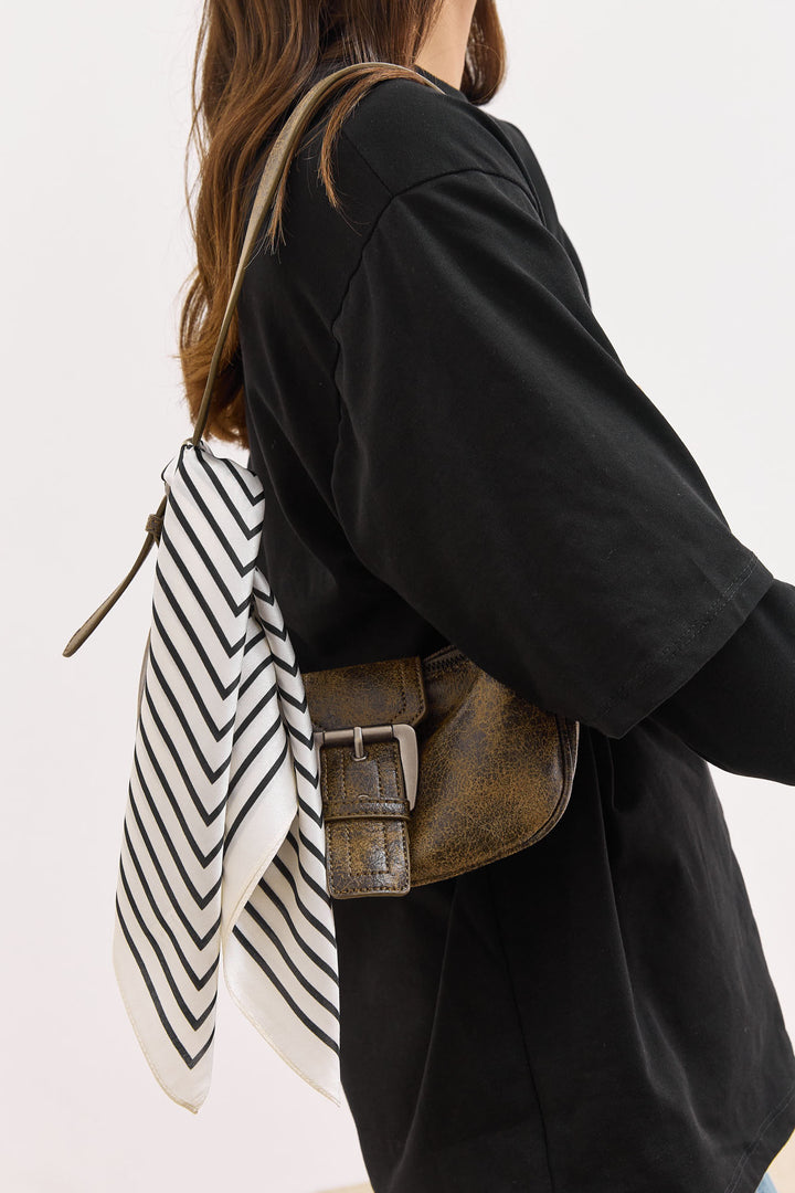 מטפחת סקוואר משי | לבן/שחור