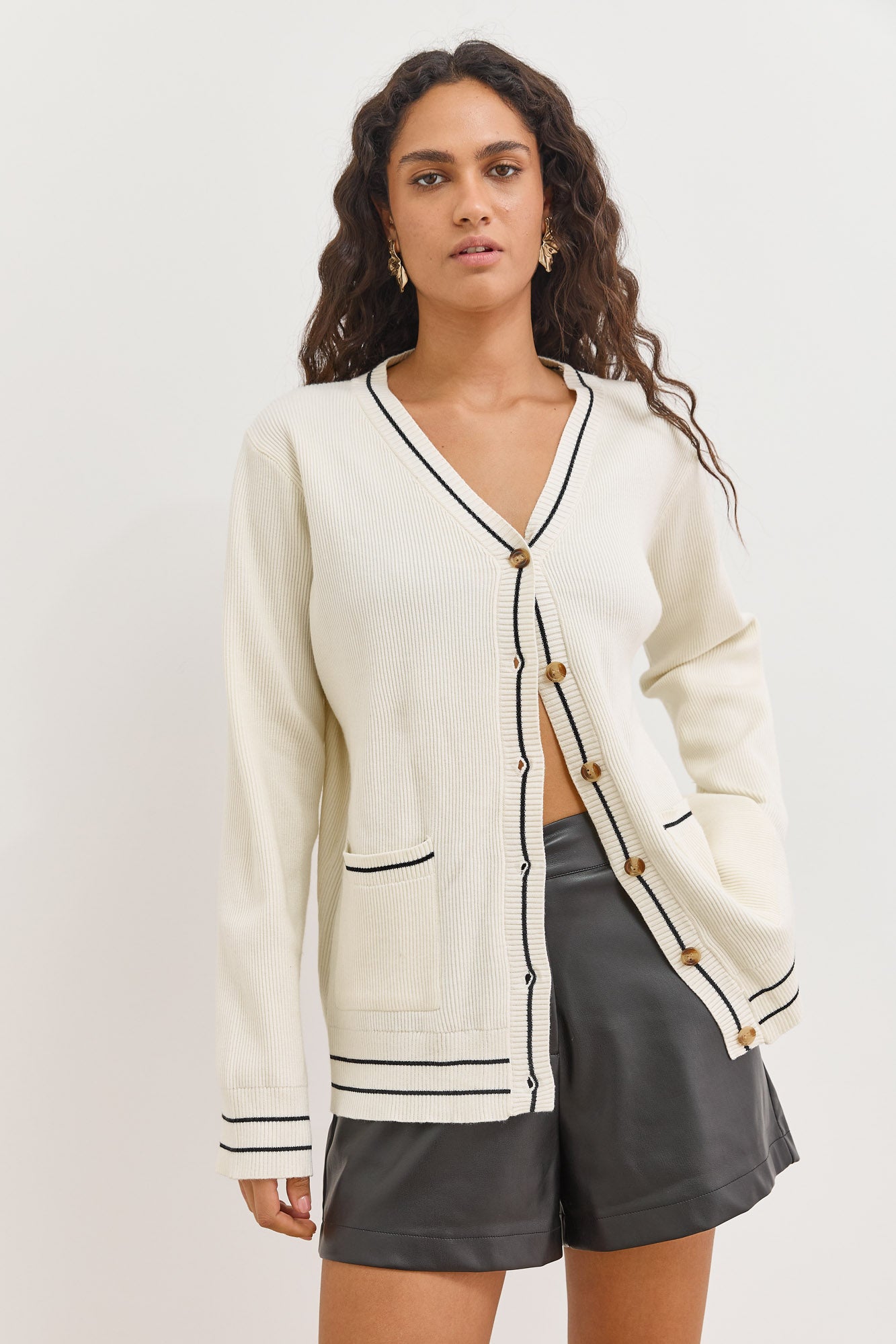 קרדיגן סריג אלאיה בשילוב כיסים | קרם/שחור