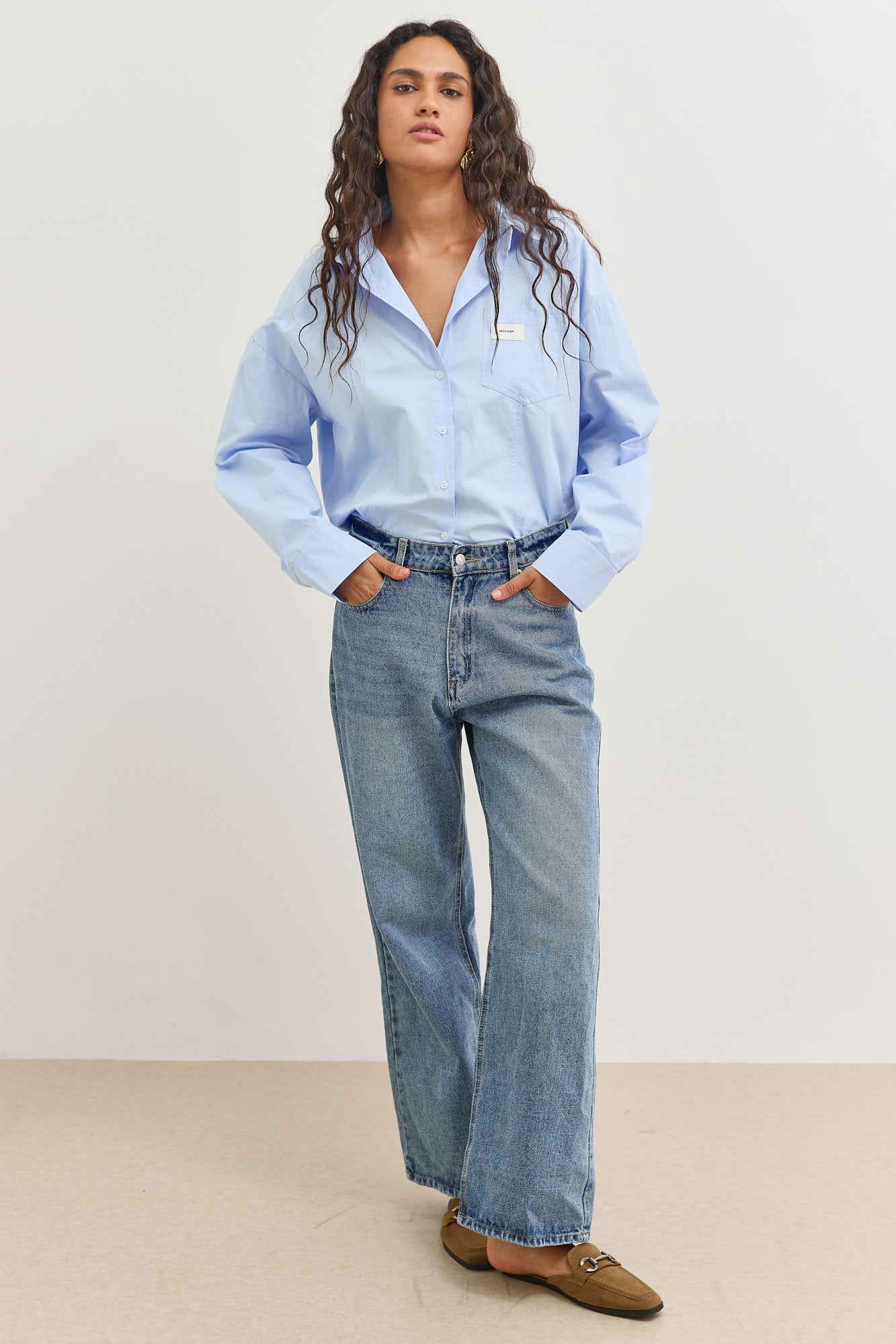 מכופתרת רנה תיפורים בולטים ופאץ' | תכלת