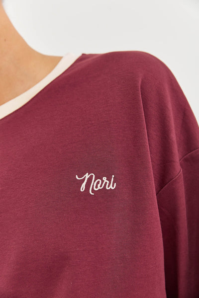 חולצת טאי צווארון מובלט ורקמת לוגו| בורדו