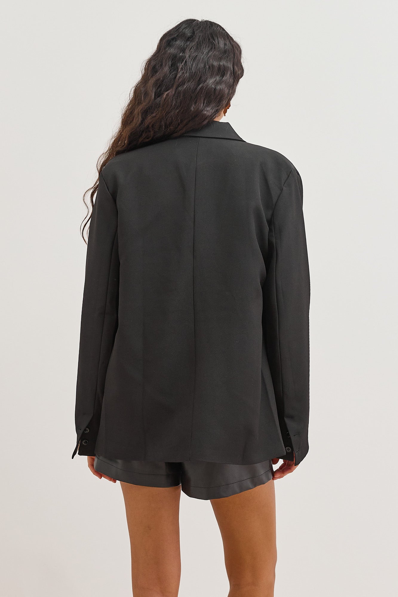 בלייזר לואי בשילוב לוגו בשרוול | שחור