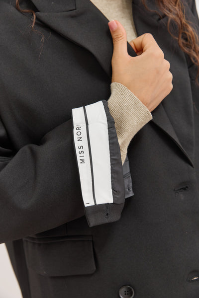 בלייזר לואי בשילוב לוגו בשרוול | שחור