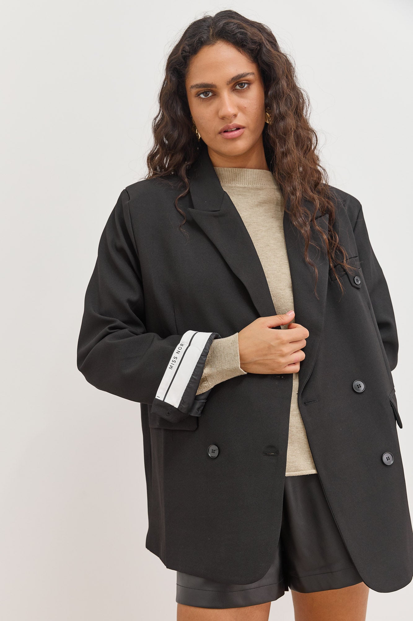 בלייזר לואי בשילוב לוגו בשרוול | שחור