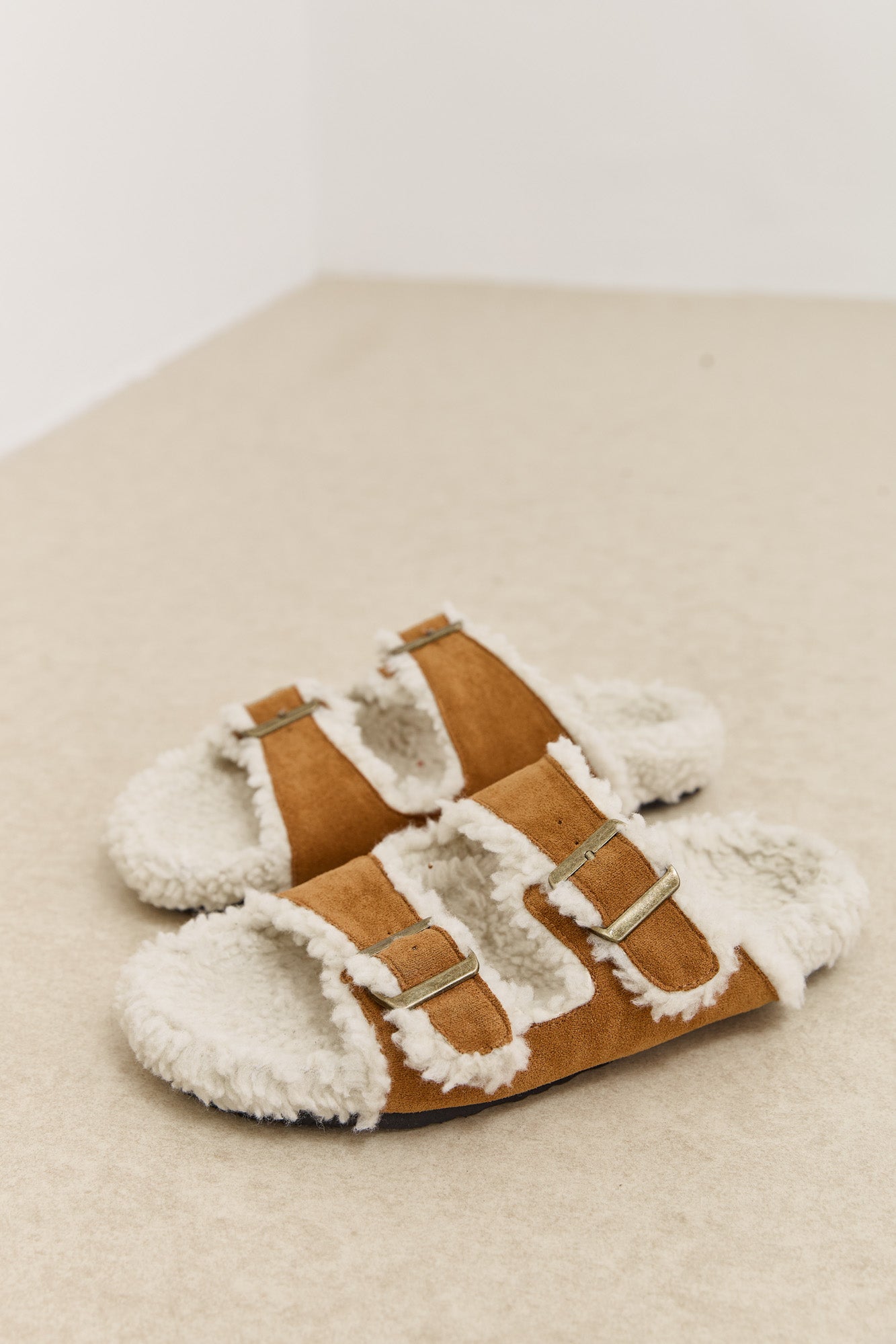 כפכפי רצועות זמש נואה בשילוב פרווה | חום