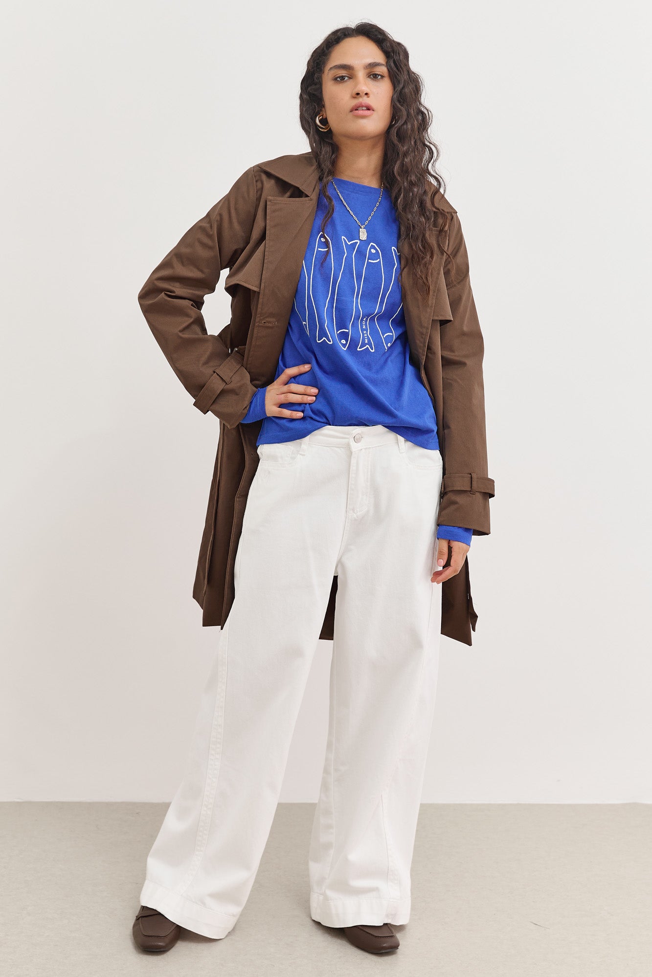 מעיל טראנץ' אלכסיס בשילוב רקמת לוגו | חום