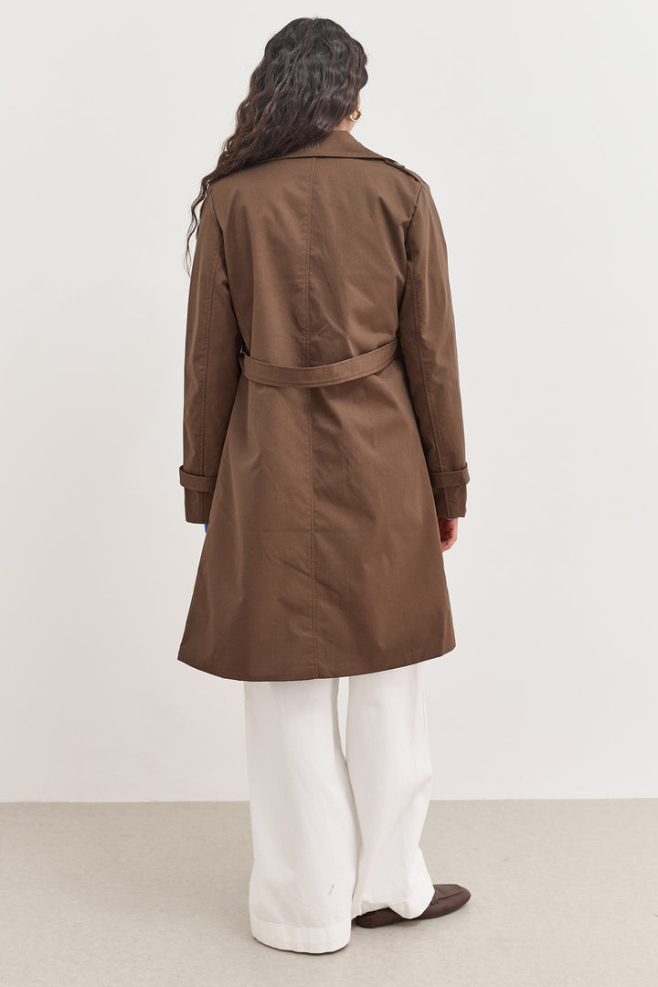 מעיל טראנץ' אלכסיס בשילוב רקמת לוגו | חום