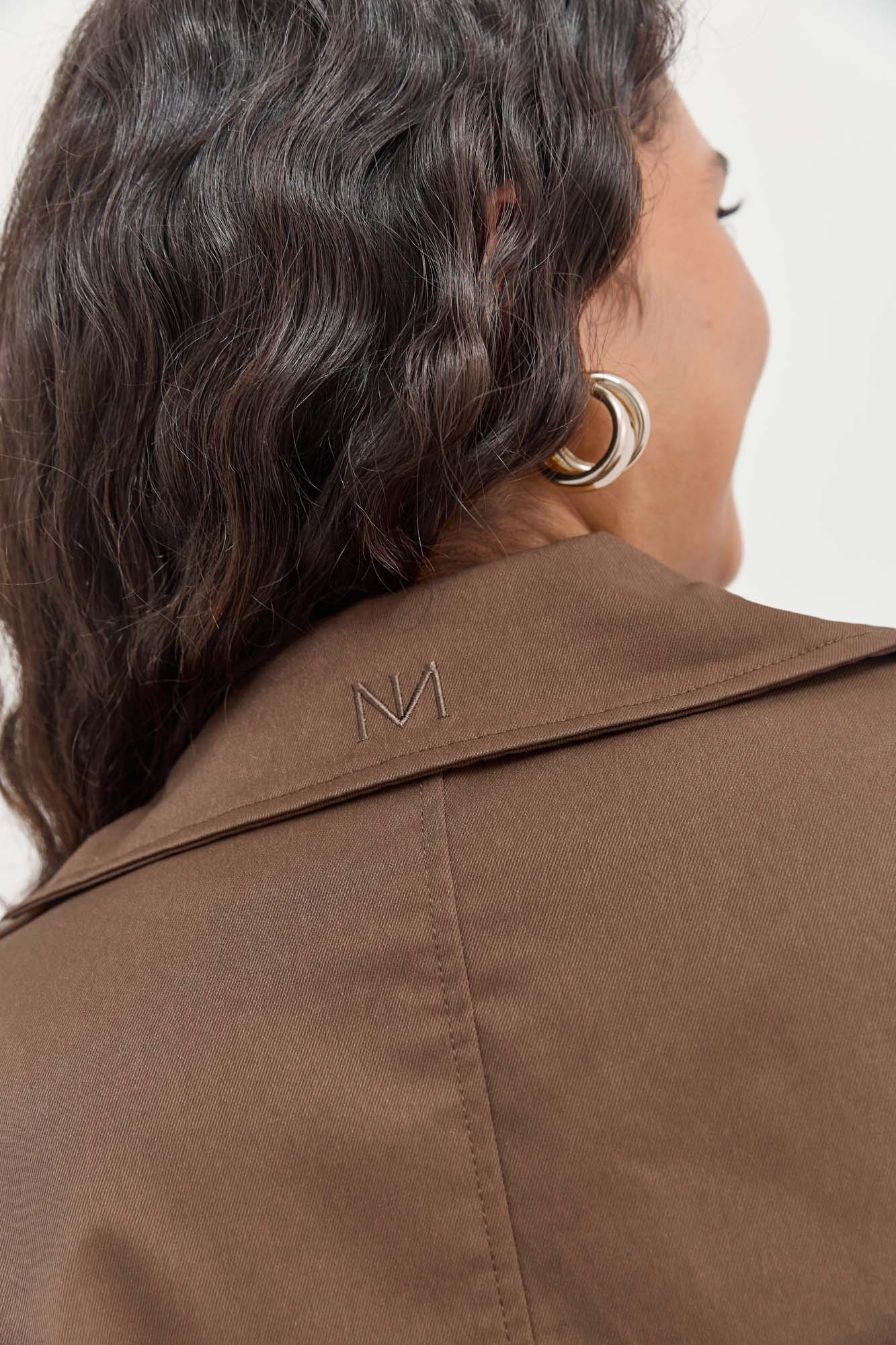 מעיל טראנץ' אלכסיס בשילוב רקמת לוגו | חום