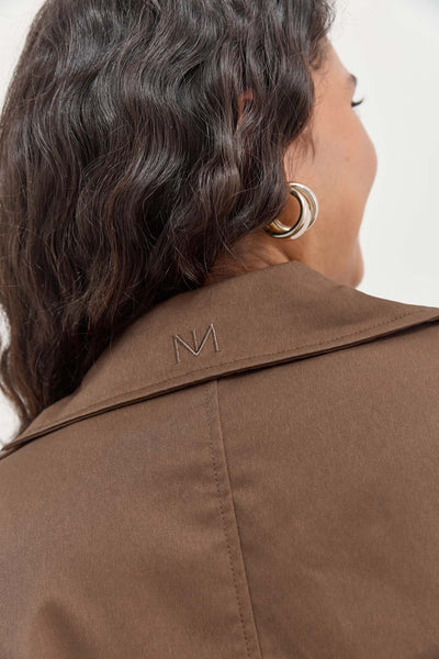 מעיל טראנץ' אלכסיס בשילוב רקמת לוגו | חום