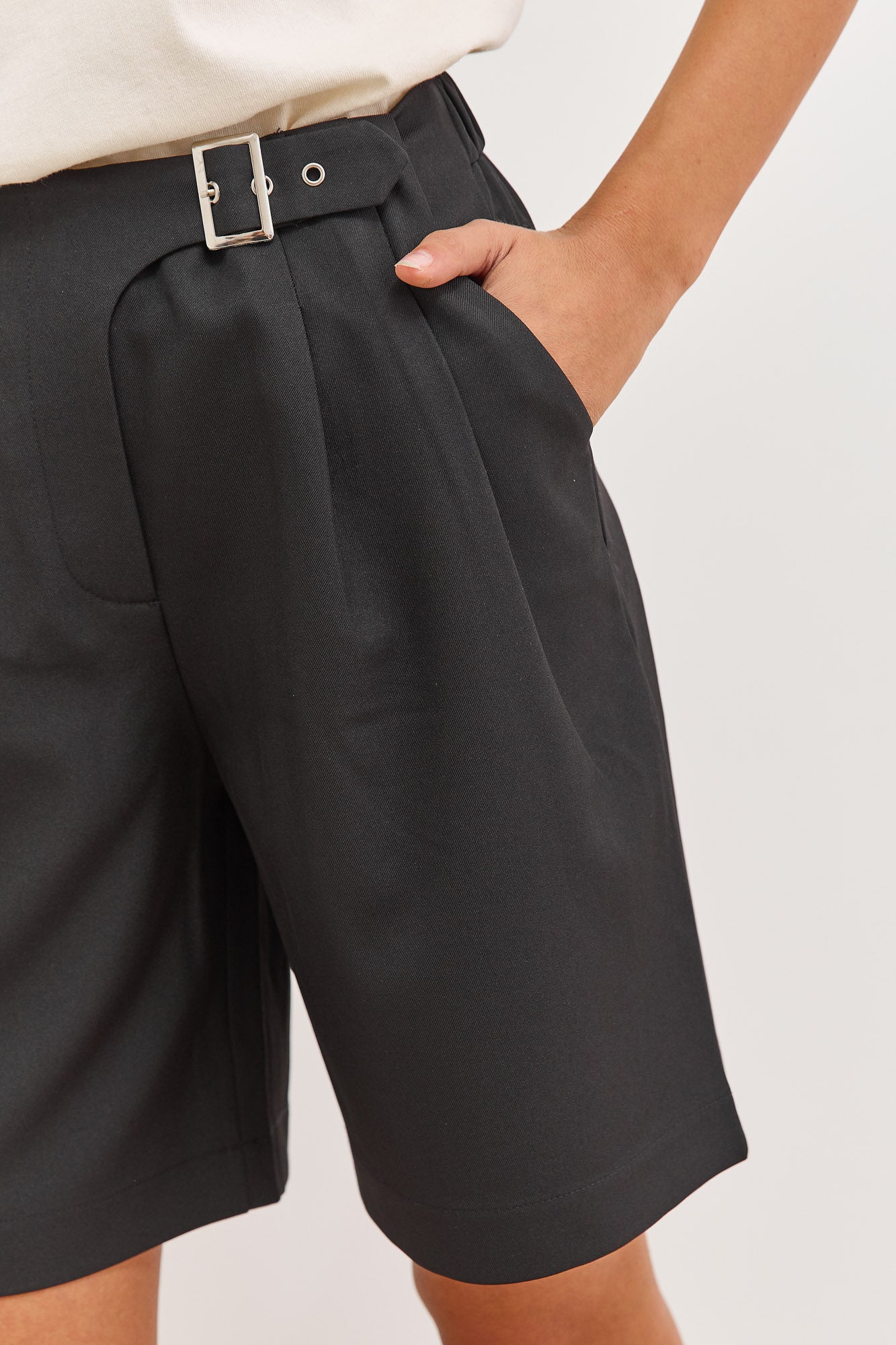 מכנסי ברמודה ניל מחויטים | שחור