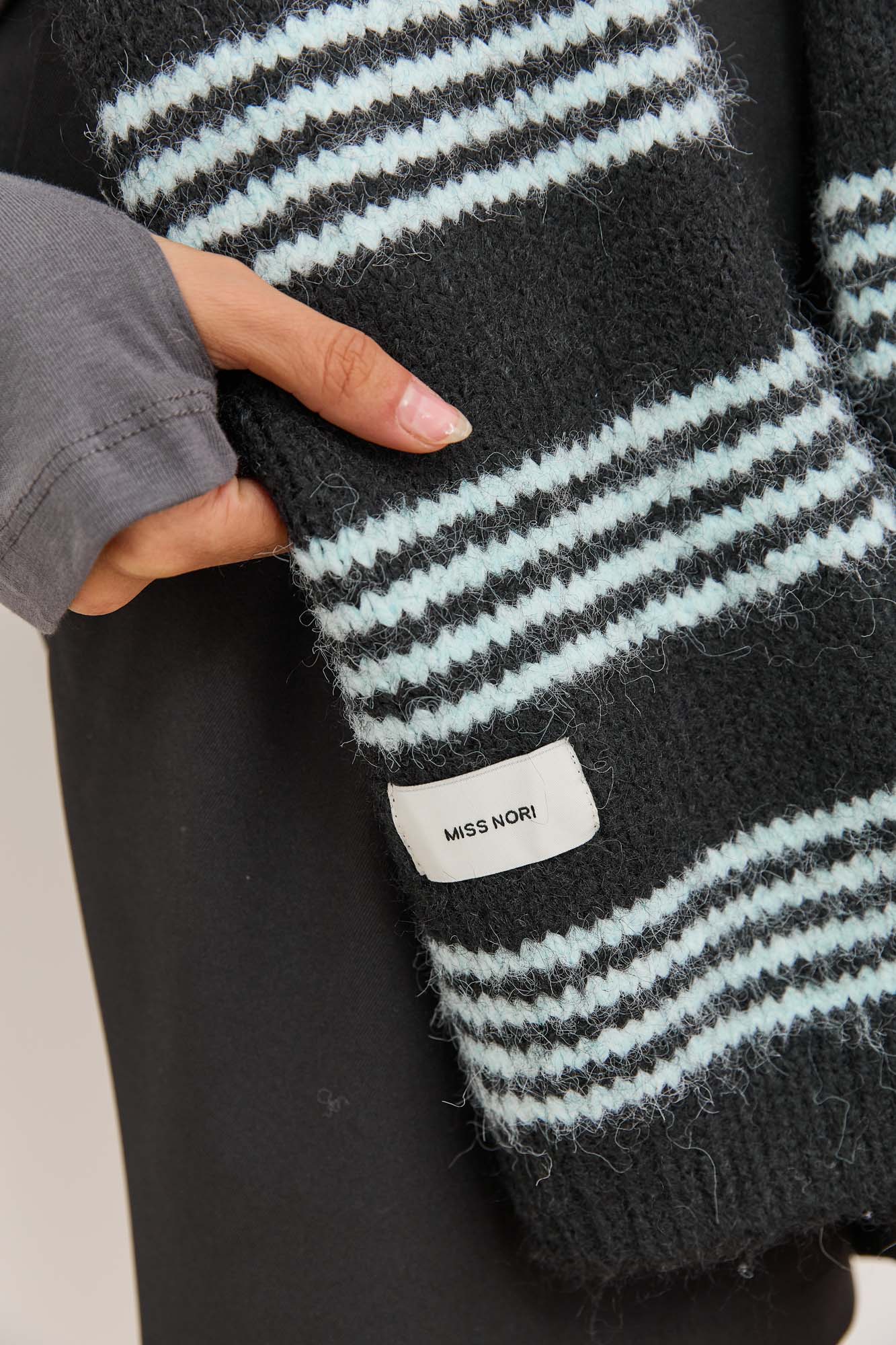 צעיף אלסקה סטרייפס | שחור/תכלת