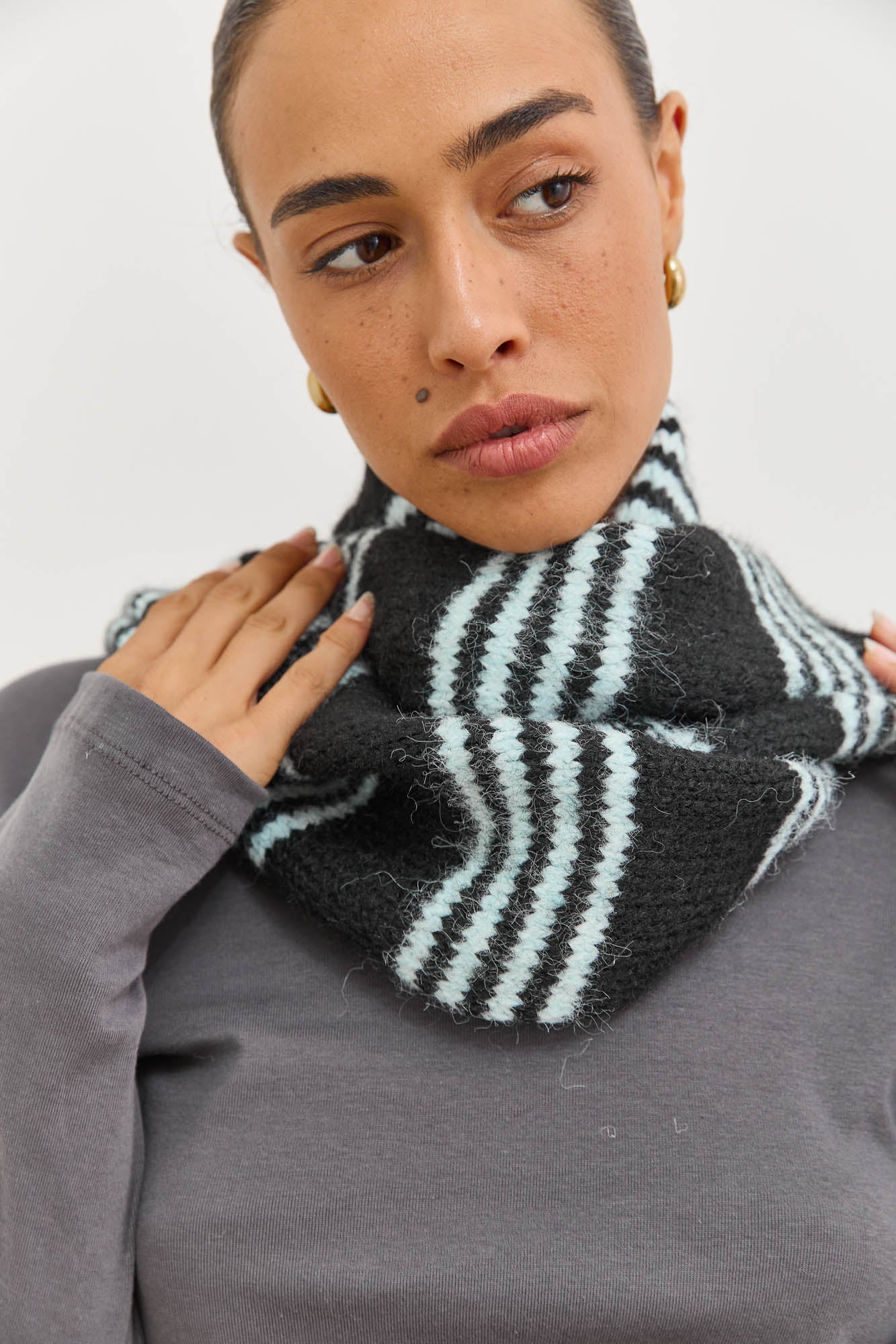 צעיף אלסקה סטרייפס | שחור/תכלת