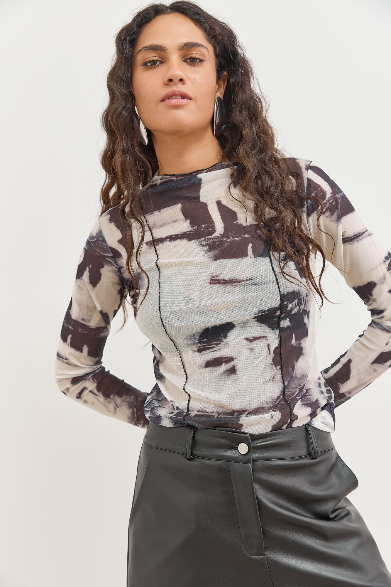 חולצת סקרלט שקפקה בשילוב פרינט | קרם/שחור