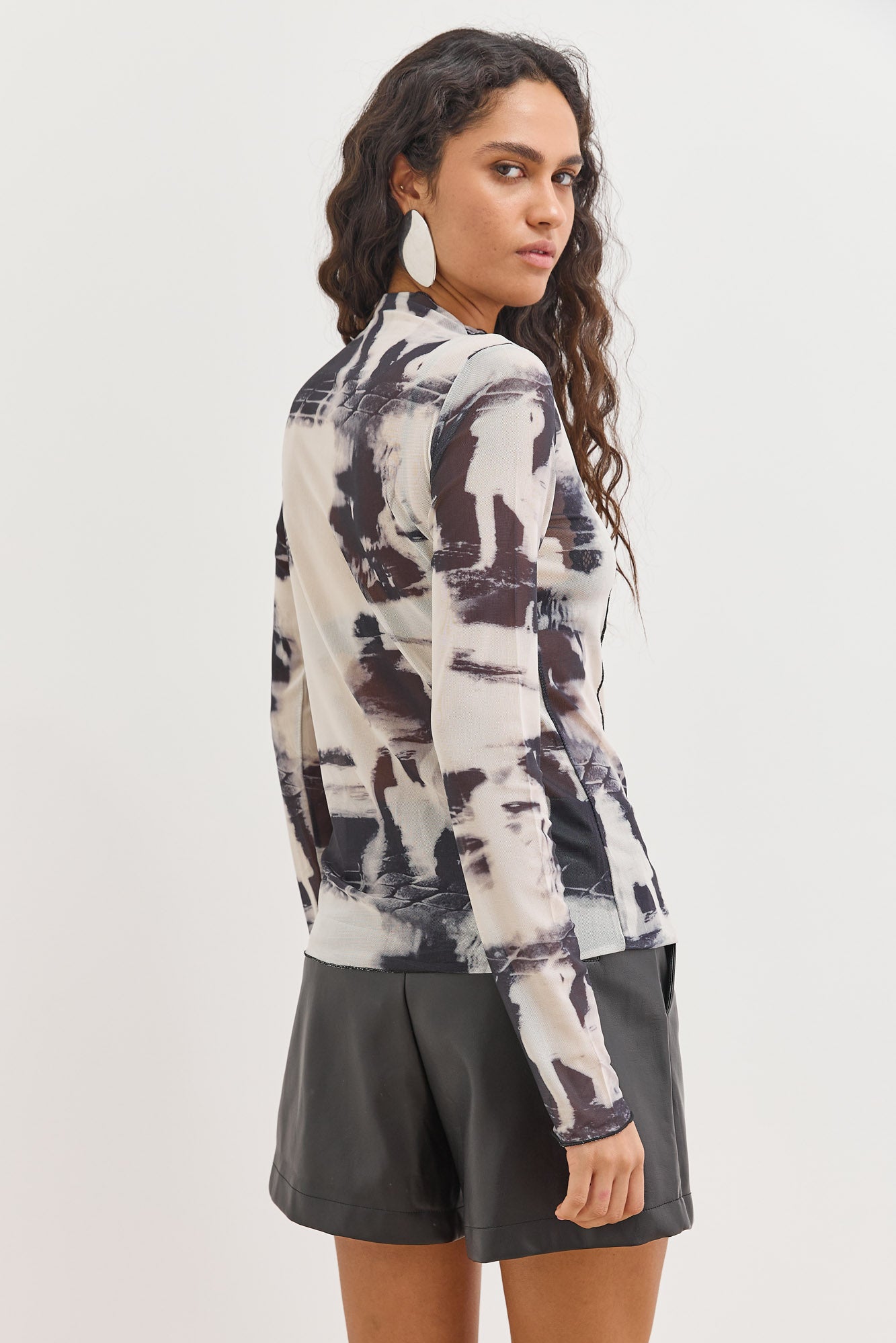 חולצת סקרלט שקפקה בשילוב פרינט | קרם/שחור