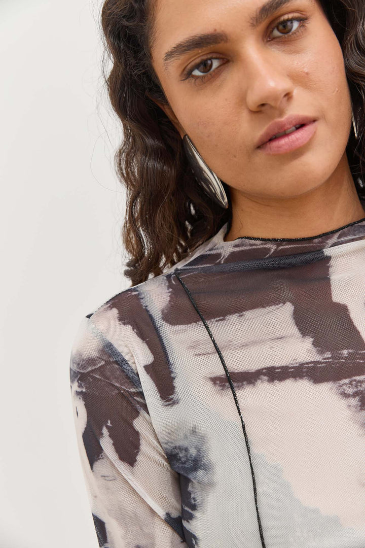 חולצת סקרלט שקפקה בשילוב פרינט | קרם/שחור