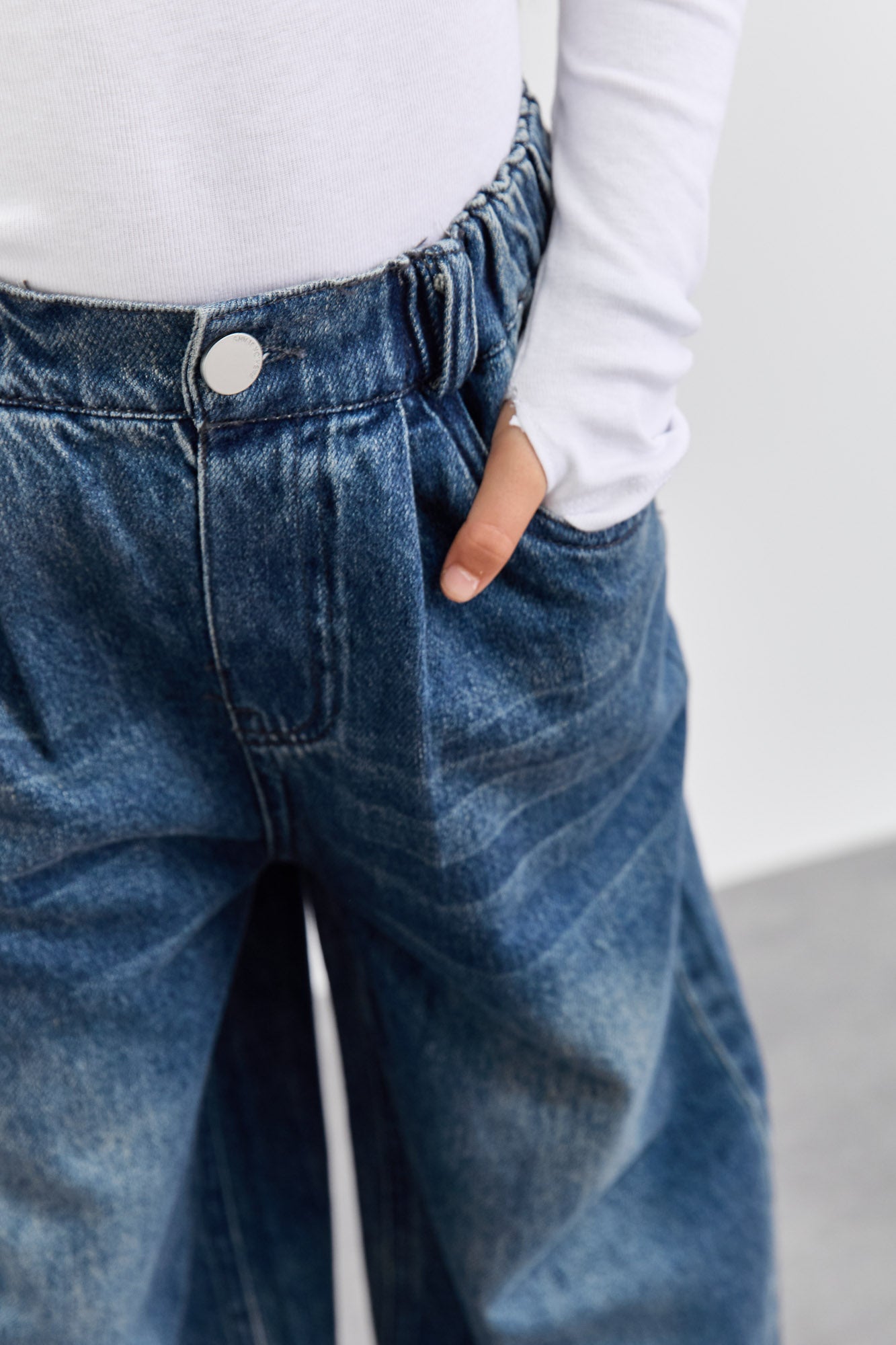 ג'ינס משופשף בגזרה ישרה וגומי במותן | ג'ינס