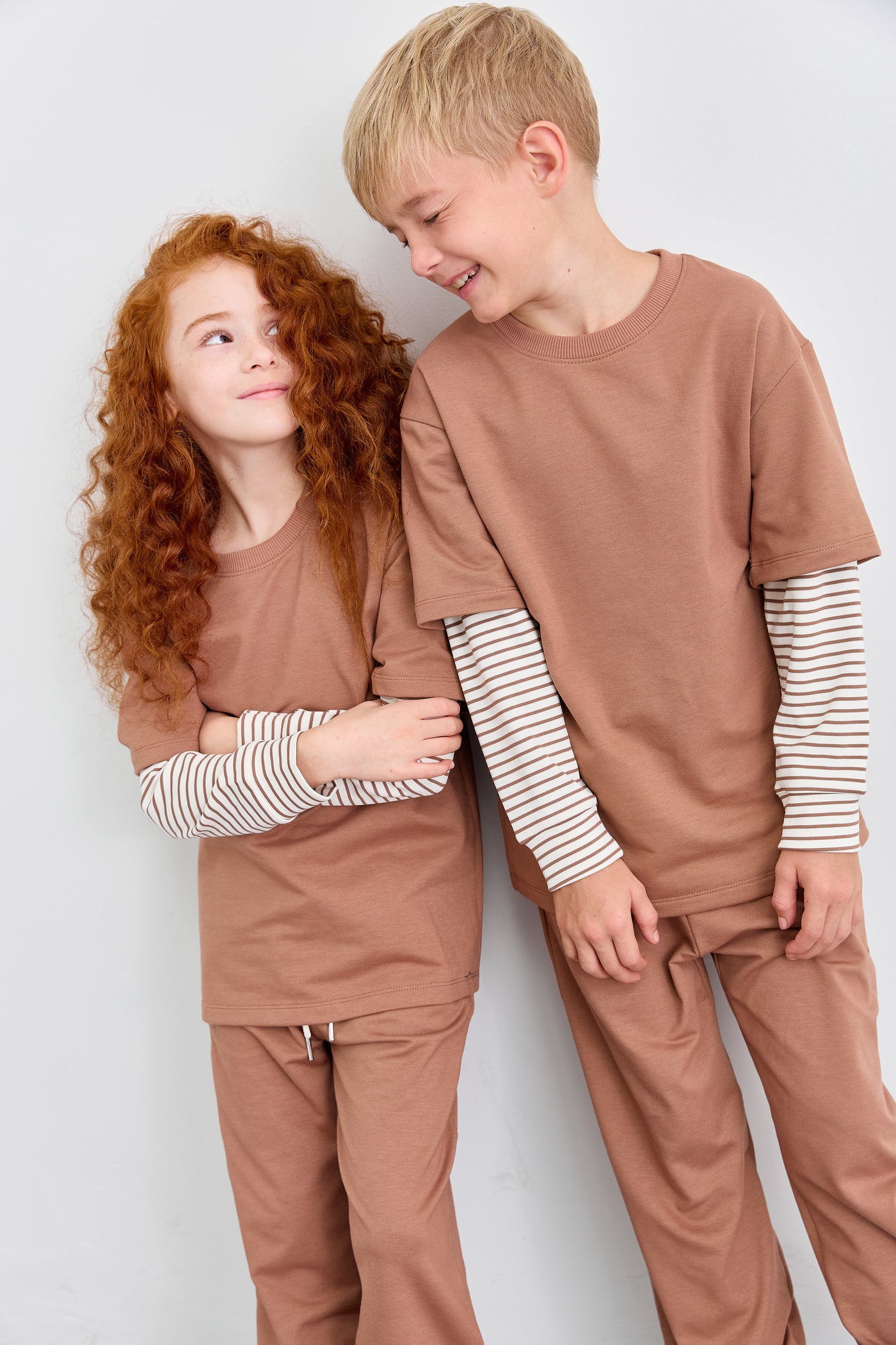 חליפת שני חלקים טי שירט שרוול ארוך בד משולב ומכנסי בלון | בז'