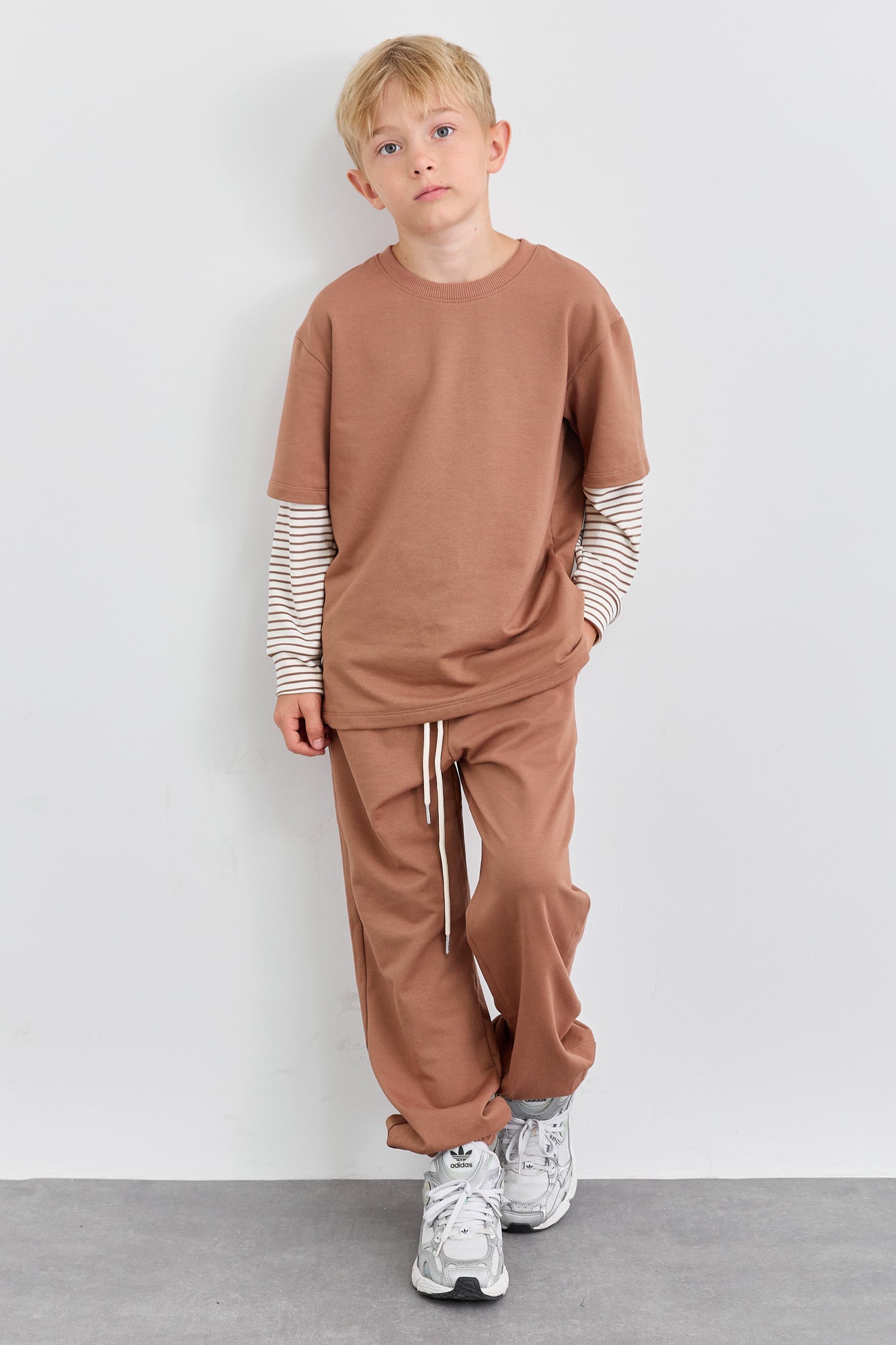 חליפת שני חלקים טי שירט שרוול ארוך בד משולב ומכנסי בלון | בז'