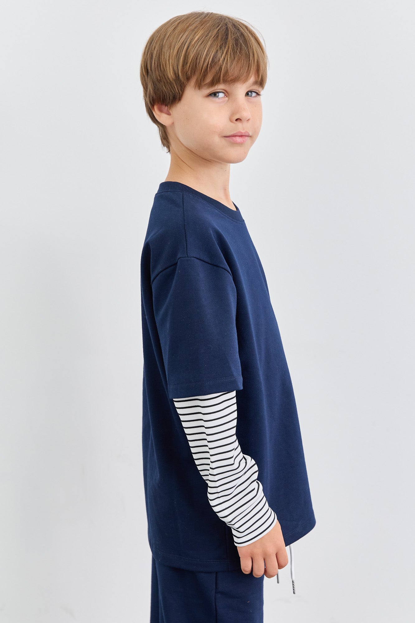 חליפת שני חלקים טי שירט שרוול ארוך בד משולב ומכנסי בלון | כחול