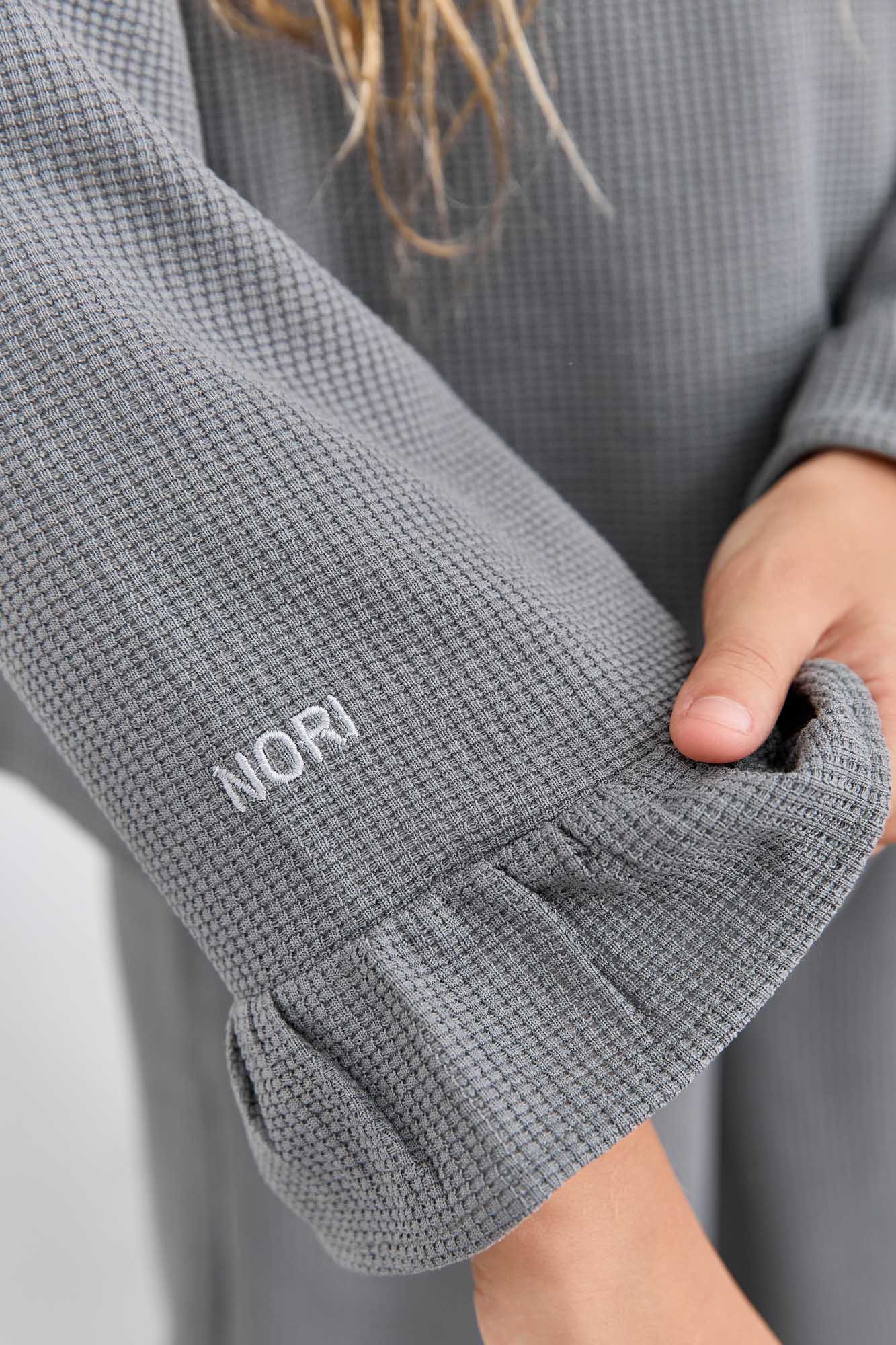 חליפת שני חלקים מבד וופל סיומת פפלום | אפור