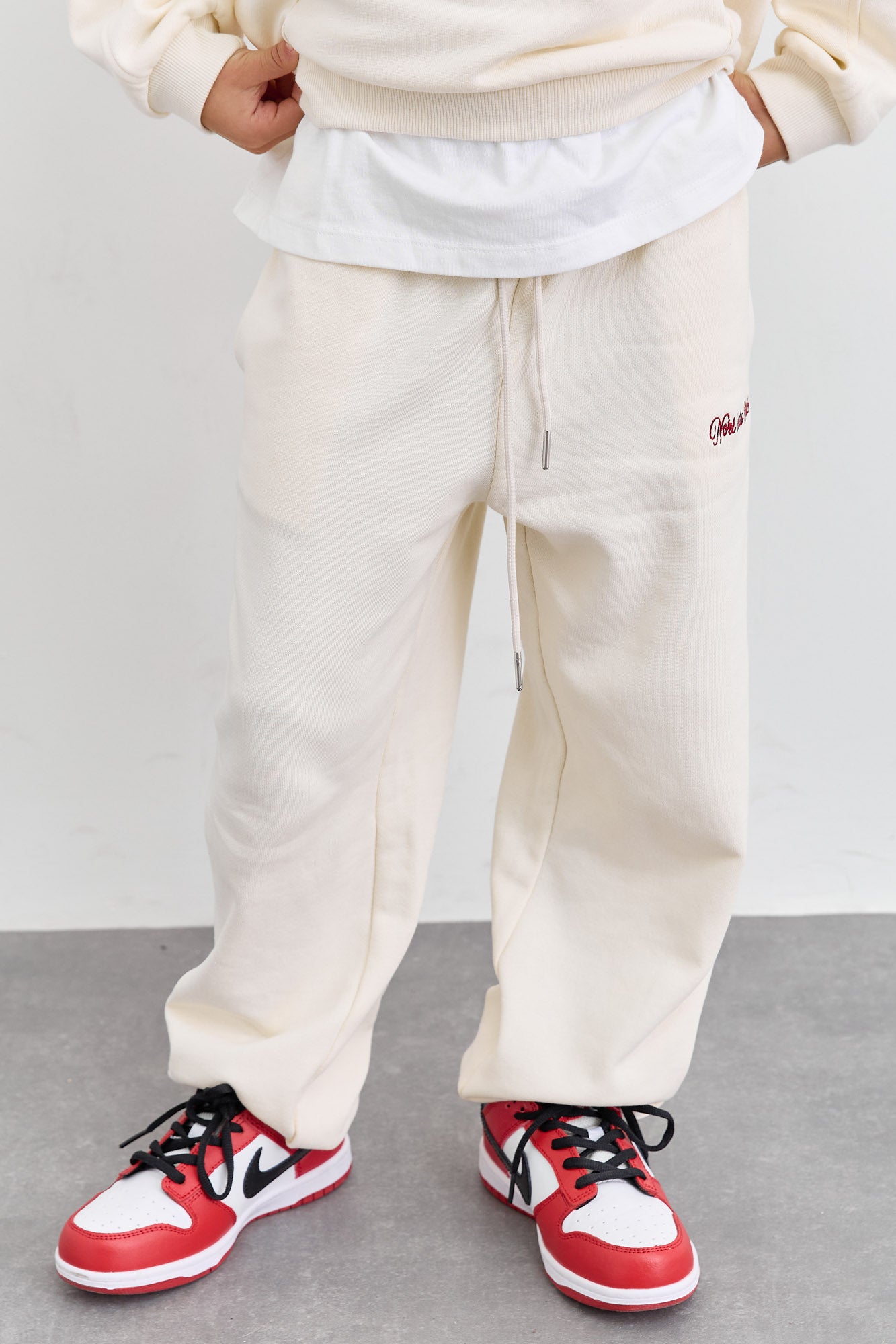 חליפת KIDS CLUB גזרת אוברסייז בשילוב רקמה | קרם