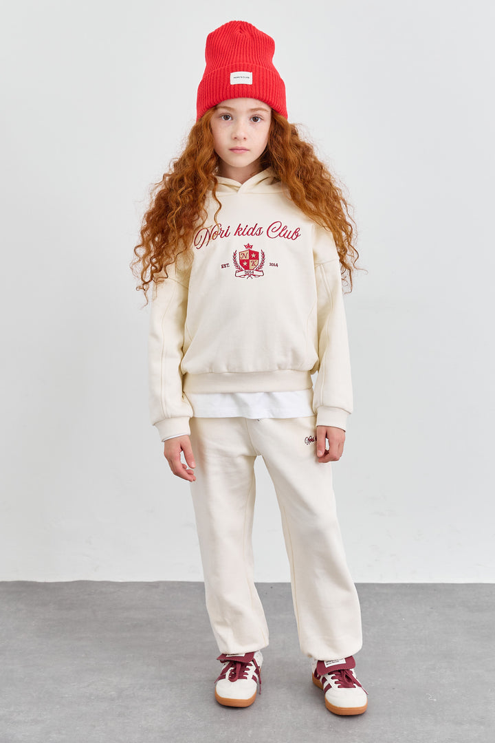 חליפת KIDS CLUB גזרת אוברסייז בשילוב רקמה | קרם