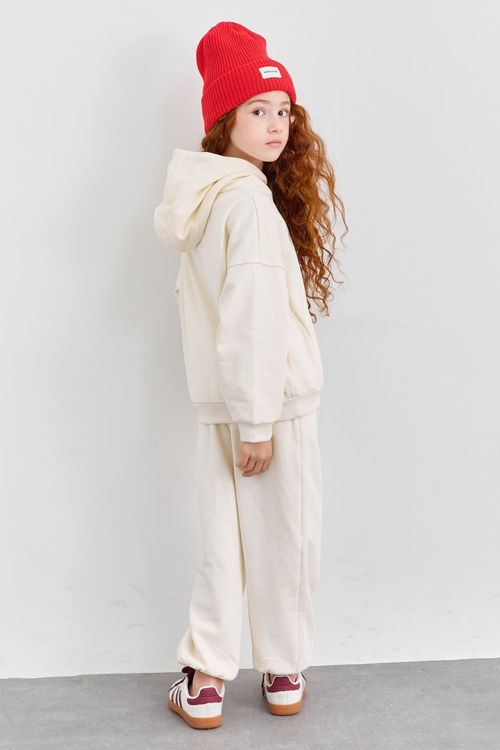 חליפת KIDS CLUB גזרת אוברסייז בשילוב רקמה | קרם