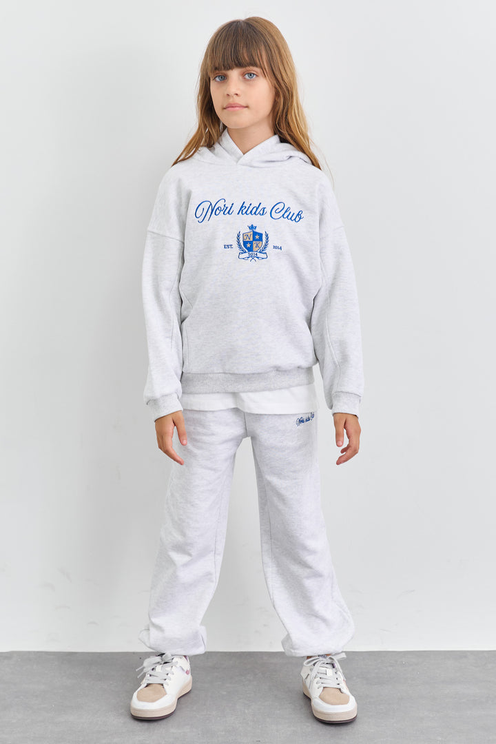 חליפת KIDS CLUB גזרת אוברסייז בשילוב רקמה | אפור