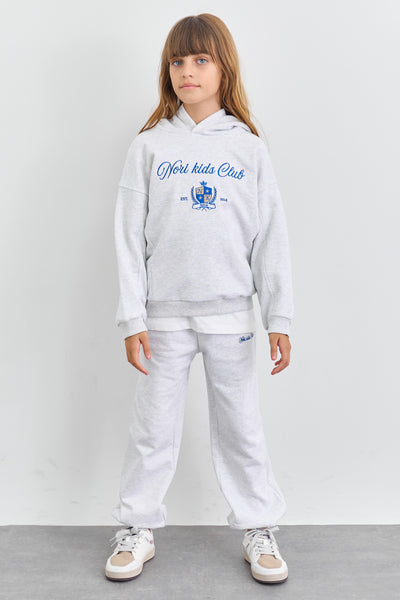 חליפת KIDS CLUB גזרת אוברסייז בשילוב רקמה | אפור