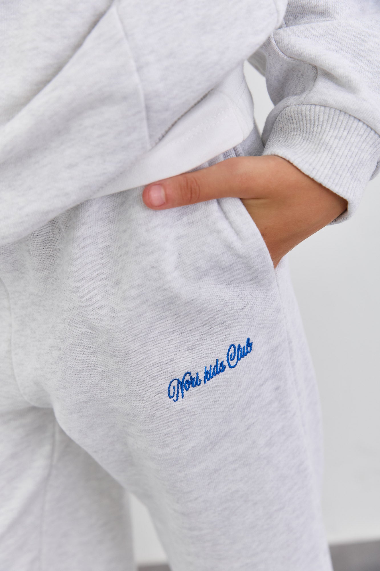 חליפת KIDS CLUB גזרת אוברסייז בשילוב רקמה | אפור