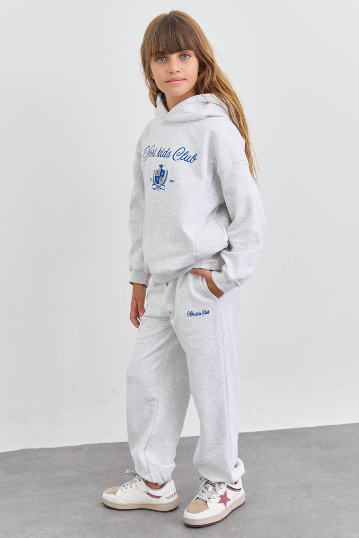 חליפת KIDS CLUB גזרת אוברסייז בשילוב רקמה | אפור