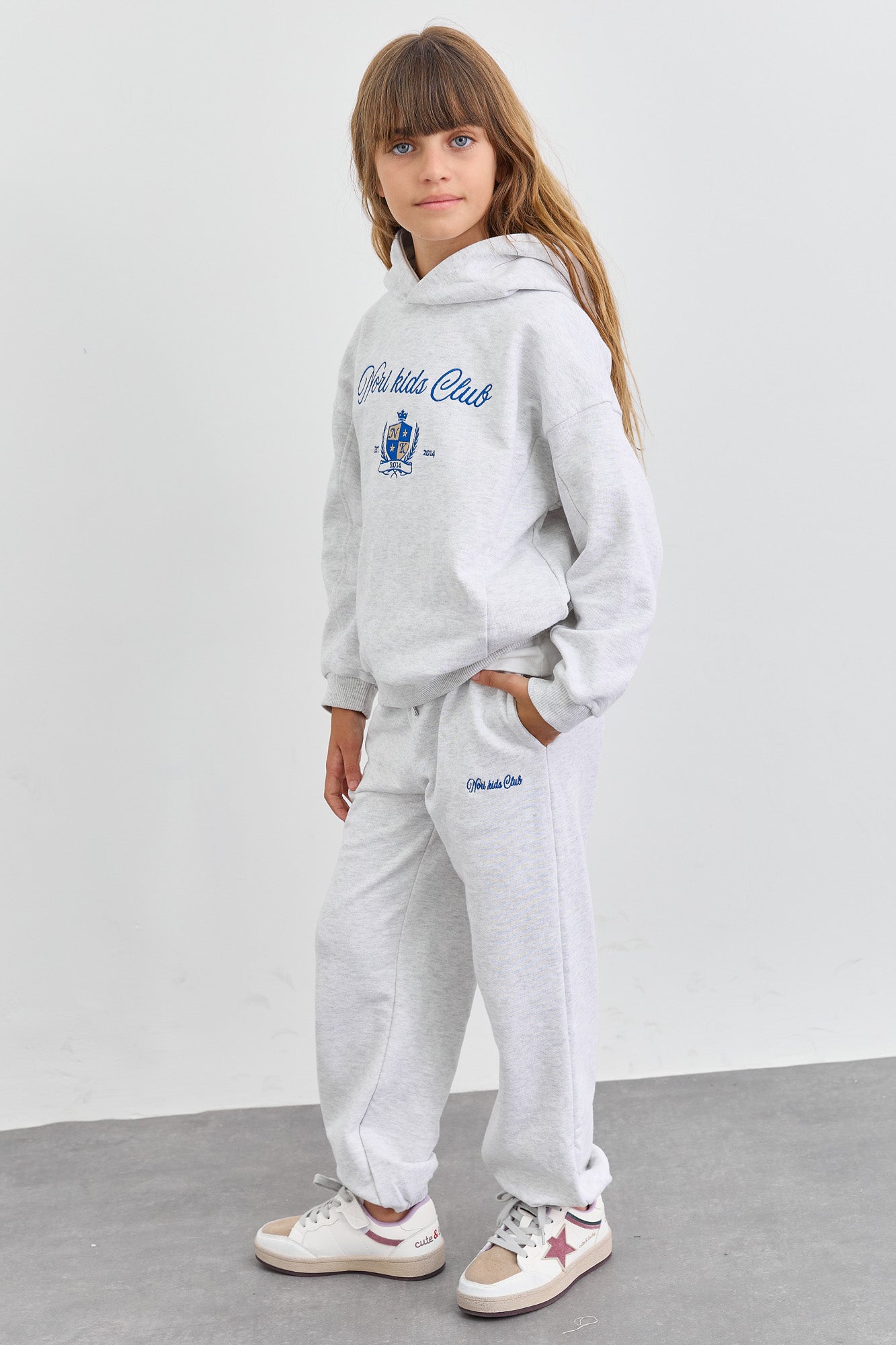 חליפת KIDS CLUB גזרת אוברסייז בשילוב רקמה | אפור