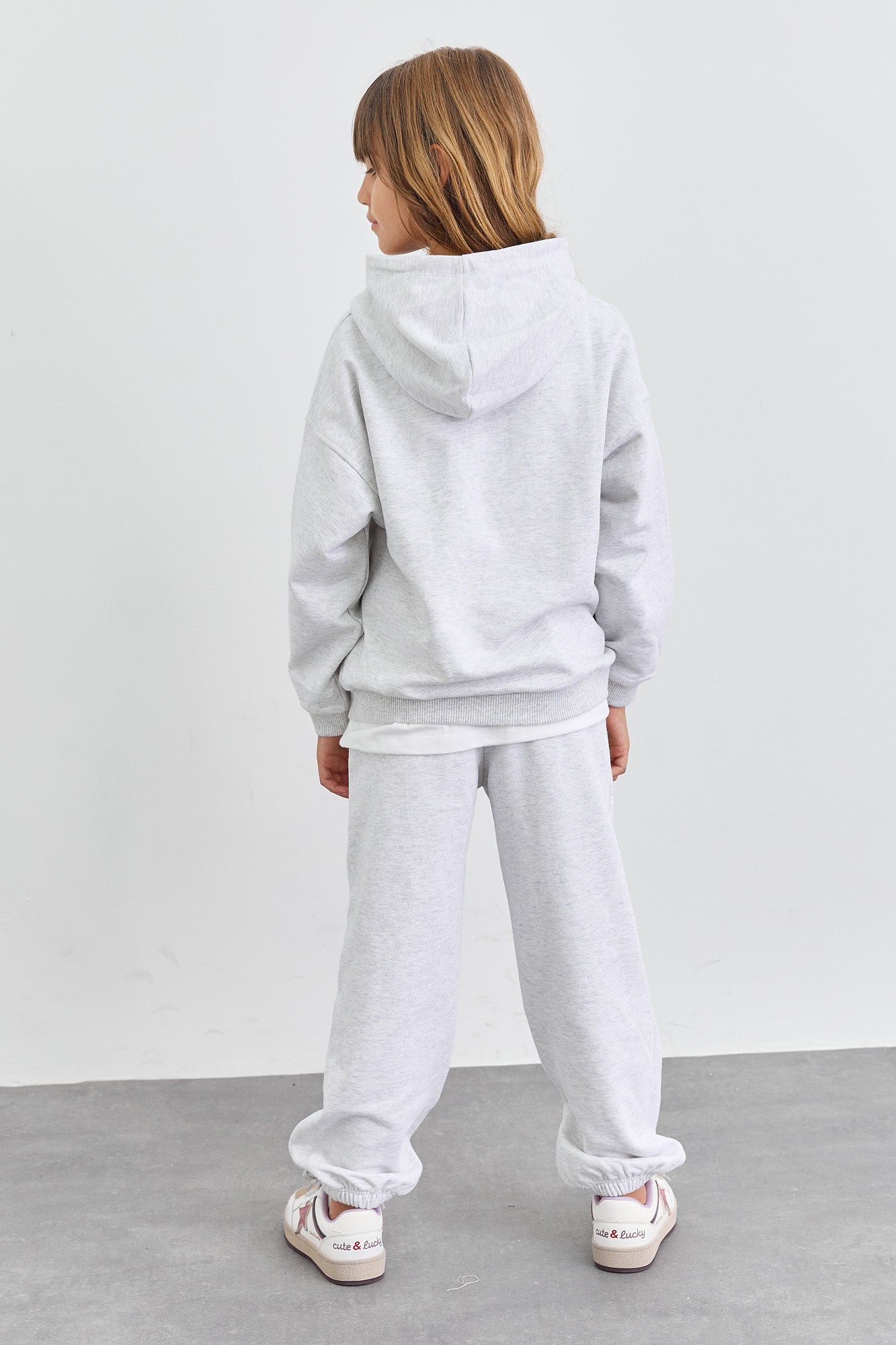 חליפת KIDS CLUB גזרת אוברסייז בשילוב רקמה | אפור