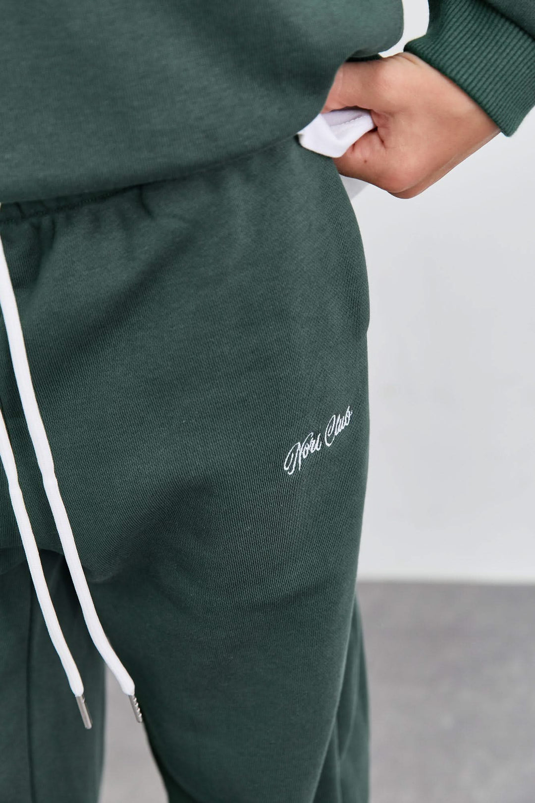 חליפה מבד פרנץ' טרי סווטשירט גולף עם רוכסן ומכנסי בלון | ירוק